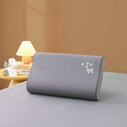 91家纺网 家纺一手货源 找家纺 小猫派 2025新款磨毛全棉刺绣乳胶枕套纯棉儿童记忆枕芯套加厚吸汗成人颈椎枕套 灰色花束