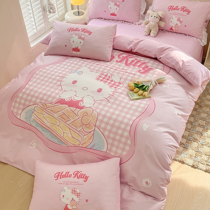 91家纺网 家纺一手货源 找家纺 2025新款三丽鸥系列数码印花纯棉全棉床裙三件套四件套-简约款 简约基础款-心动凯蒂