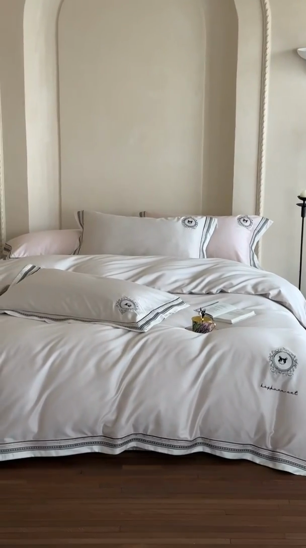 91家纺网 家纺一手货源 找家纺 赫帛 2025新款赫本猫联名系列四件套-贵族猫 贵族猫-银白色