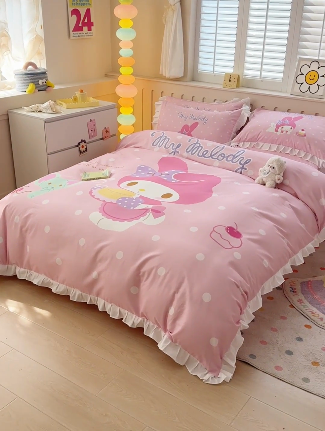 91家纺网 家纺一手货源 找家纺 玉元坊 2025新款三丽鸥系列数码印花纯棉全棉床裙三件套四件套-花边款 花边款-甜品美乐蒂