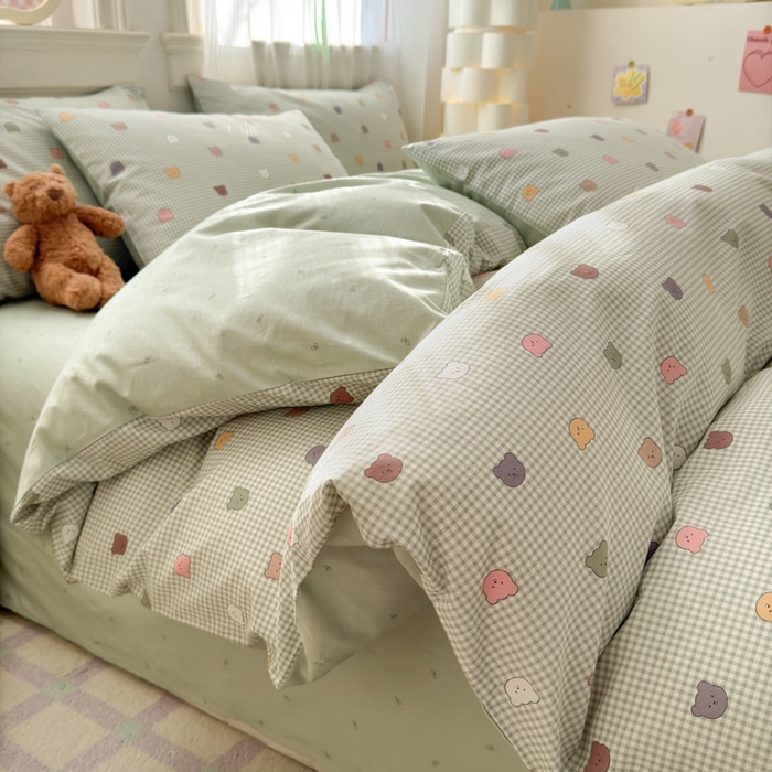 91家纺网 家纺一手货源 找家纺 清雅福 2025全棉13372小清新四件套和单被套早春系列第二批--单枕套 熊豆豆·绿