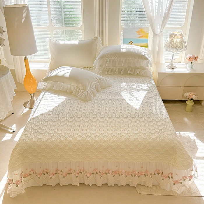91家纺网 家纺一手货源 找家纺 大麦家纺 2025新款亲肤花边款床盖四件套  甜心小姐-奶昔白