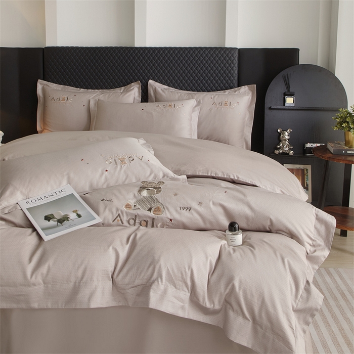 91家纺网 家纺一手货源 找家纺 品乐家纺 2025新款60支长绒棉刺绣款AB版四件套-维尼系列 维尼 青云灰