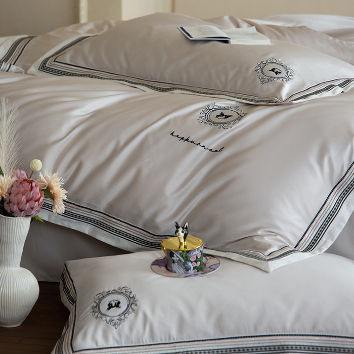 91家纺网 家纺一手货源 找家纺 赫帛 2025新款赫本猫联名系列四件套-贵族猫 贵族猫-银白色