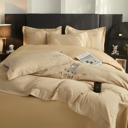 91家纺网 家纺一手货源 找家纺 品乐家纺 2025新款60支长绒棉刺绣款AB版四件套-维尼系列 维尼 流光金