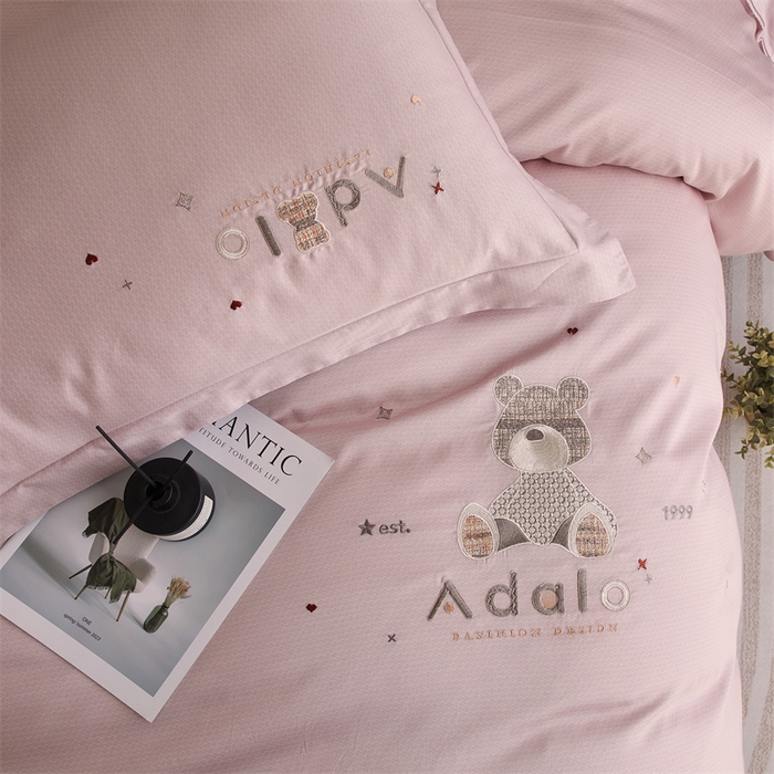 91家纺网 家纺一手货源 找家纺 （总）品乐家纺 2025新款60支长绒棉刺绣款AB版四件套-维尼系列