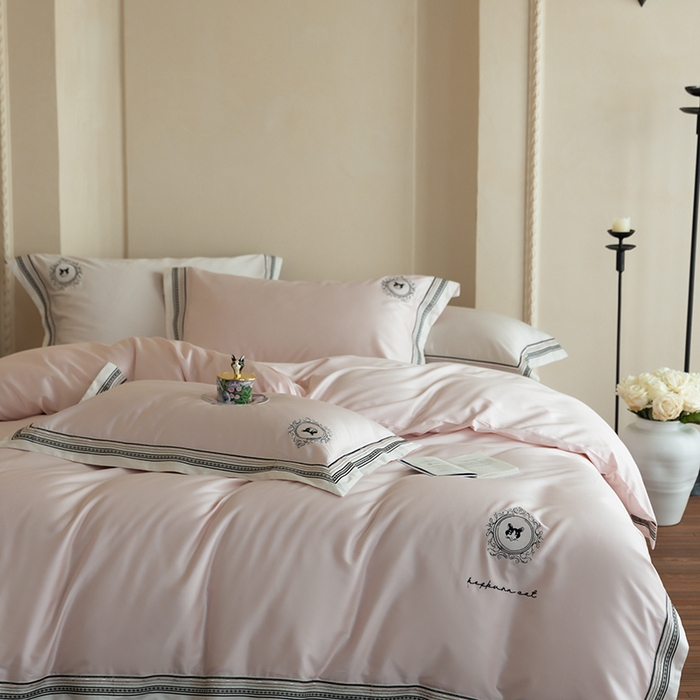 91家纺网 家纺一手货源 找家纺 赫帛 2025新款赫本猫联名系列四件套-贵族猫 贵族猫-润玉粉