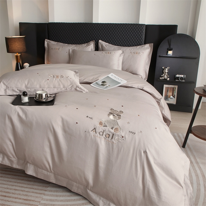 91家纺网 家纺一手货源 找家纺 品乐家纺 2025新款60支长绒棉刺绣款AB版四件套-维尼系列 维尼 青云灰