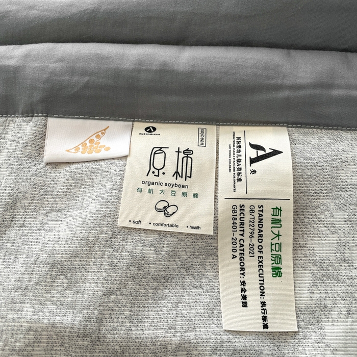 91家纺网 家纺一手货源 找家纺 一加一家纺2025新款A类全棉三层纱色织提花大豆夏被四件套 梦境--灰