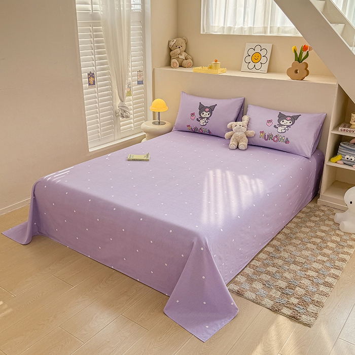 91家纺网 家纺一手货源 找家纺 2025新款三丽鸥系列数码印花纯棉全棉床裙三件套四件套-简约款 简约基础款-草莓库洛米