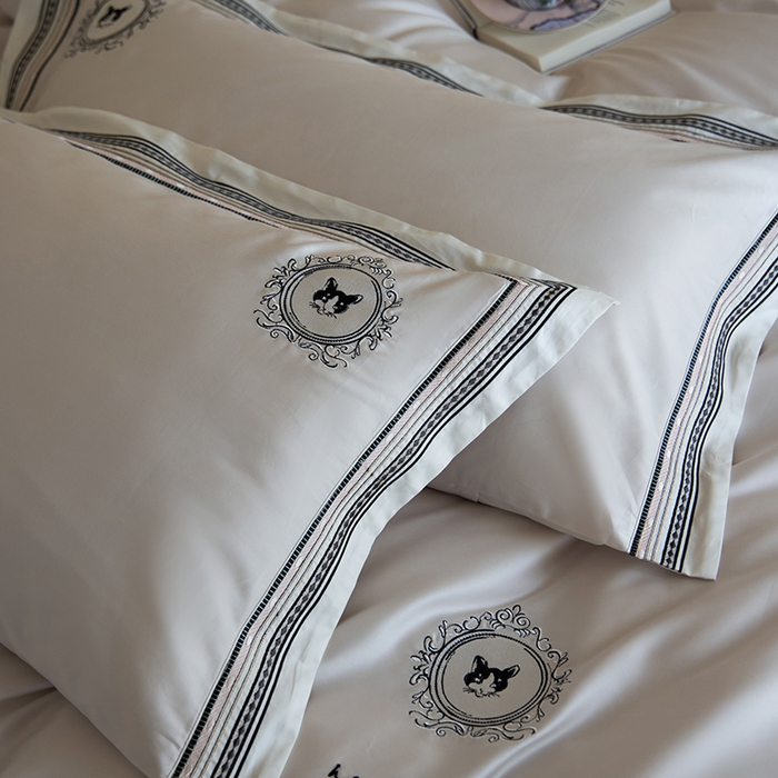 91家纺网 家纺一手货源 找家纺 赫帛 2025新款赫本猫联名系列四件套-贵族猫 贵族猫-银白色