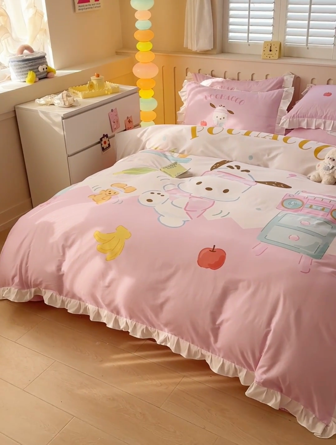 91家纺网 家纺一手货源 找家纺 玉元坊 2025新款三丽鸥系列数码印花纯棉全棉床裙三件套四件套-花边款 花边款-活力帕恰狗