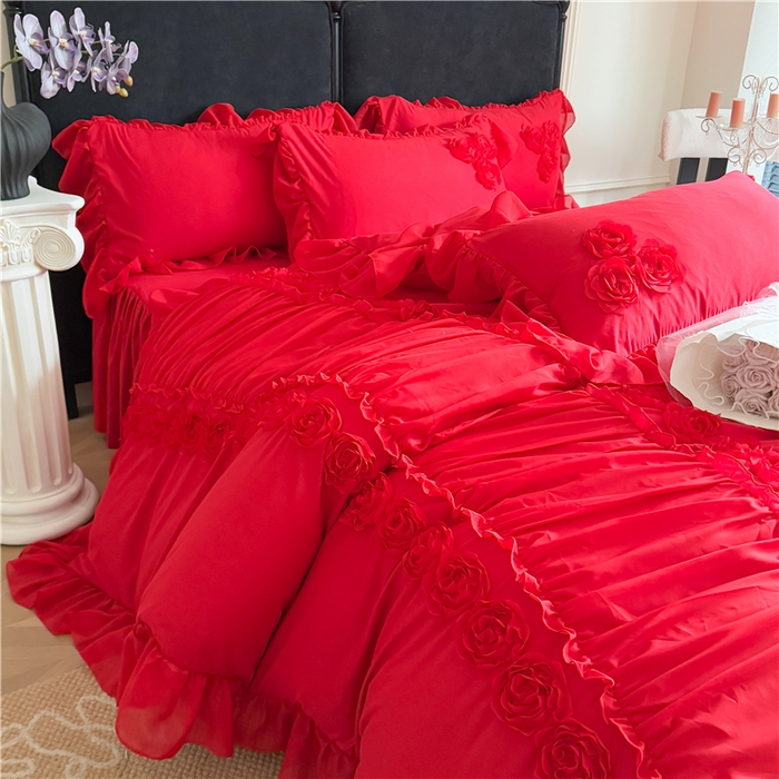 91家纺网 家纺一手货源 找家纺 富盛家纺 2025新款水洗亲肤棉盘花刺绣床裙款四件套公主风四件套甜蜜蜜系列 甜蜜蜜-大红