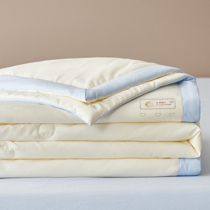 一加一 2025新款A类小奶棉刺绣羊绒蛋白夏被四件套 羊绒蛋白-米蓝色