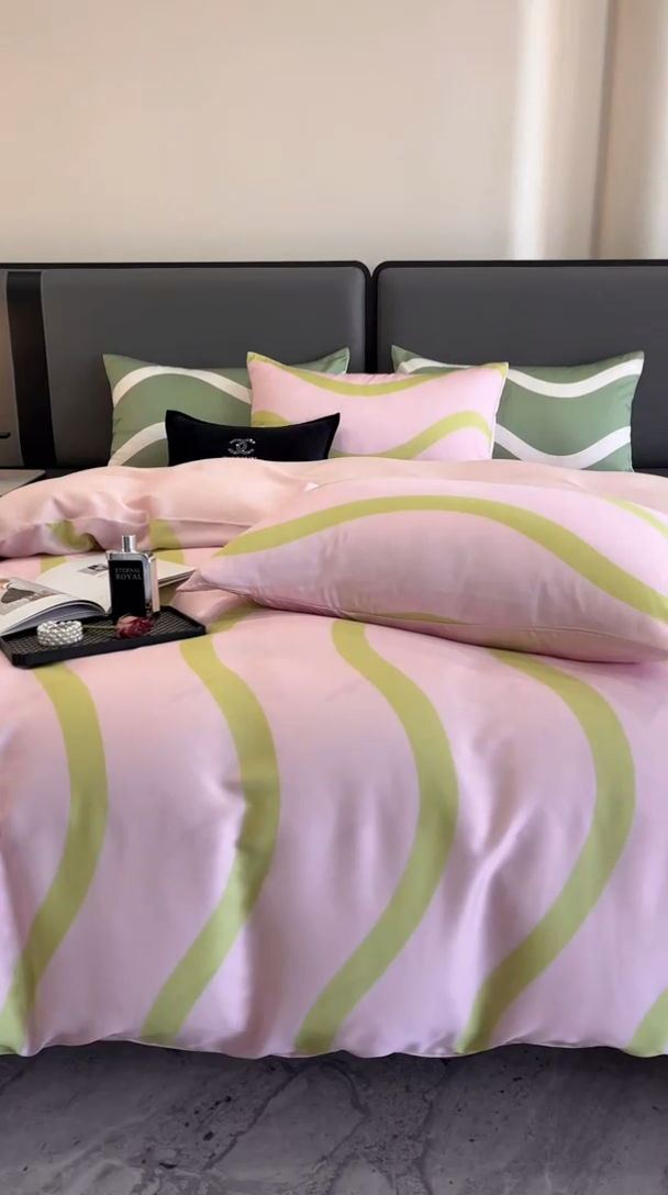 91家纺网 家纺一手货源 找家纺 立奥被业 2025年新款100%兰精天丝四件套天丝数码印花四件套 条纹粉