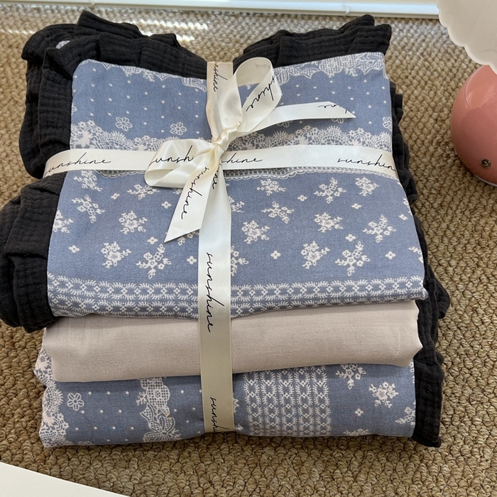 91家纺网 家纺一手货源 找家纺 荣轩 2024新款全棉印花双层纱四件套 皱皱纱花边款 云间素语-蓝