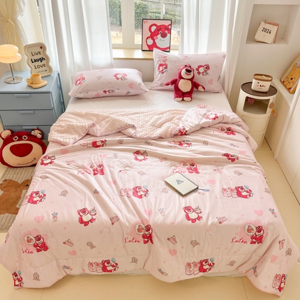 91家纺网 家纺一手货源 找家纺 木堇家居 2025新款迪士尼凉感豆豆针织棉大豆夏被 蛋糕草莓熊