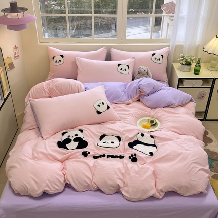 91家纺网 家纺一手货源 找家纺 N先生+V 13814689556 发大图/买家秀 2025新款超柔水洗棉毛巾绣四件套--熊猫团团系列 熊猫团团粉