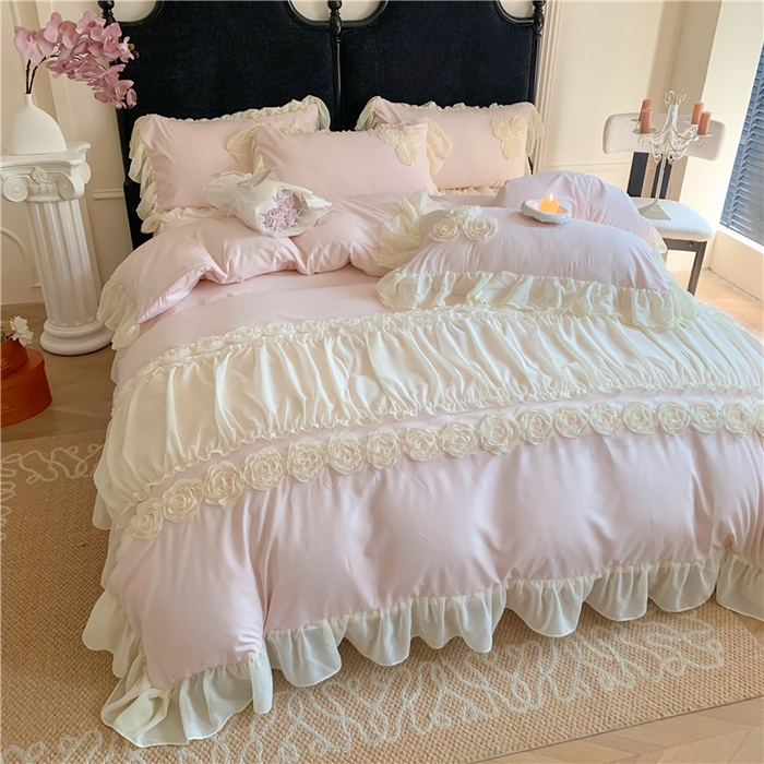 91家纺网 家纺一手货源 找家纺 富盛家纺 2025新款水洗亲肤棉盘花刺绣床裙款四件套公主风四件套甜蜜蜜系列 甜蜜蜜-粉