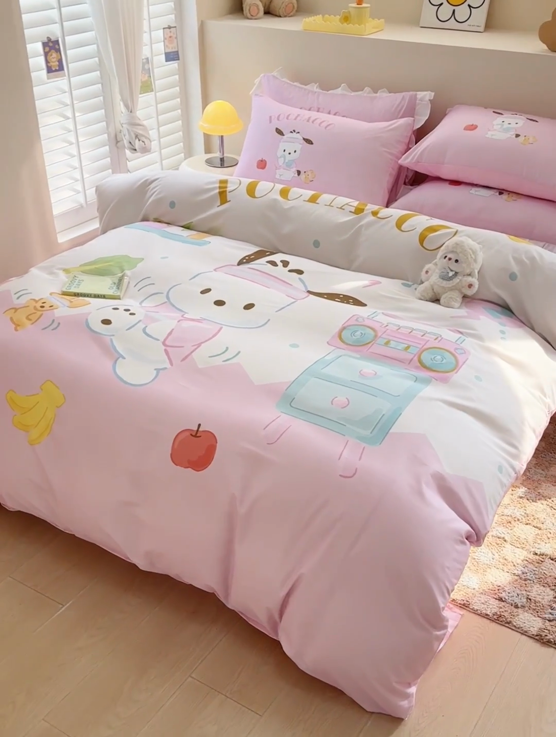 91家纺网 家纺一手货源 找家纺 2025新款三丽鸥系列数码印花纯棉全棉床裙三件套四件套-简约款 简约基础款-活力帕恰狗