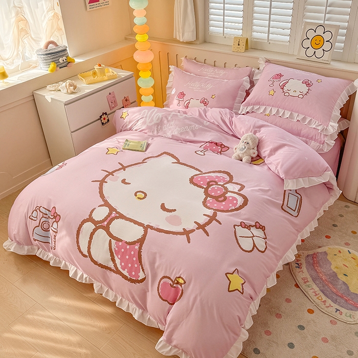 91家纺网 家纺一手货源 找家纺 玉元坊 2025新款三丽鸥系列数码印花纯棉全棉床裙三件套四件套-花边款 花边款-晚安凯蒂