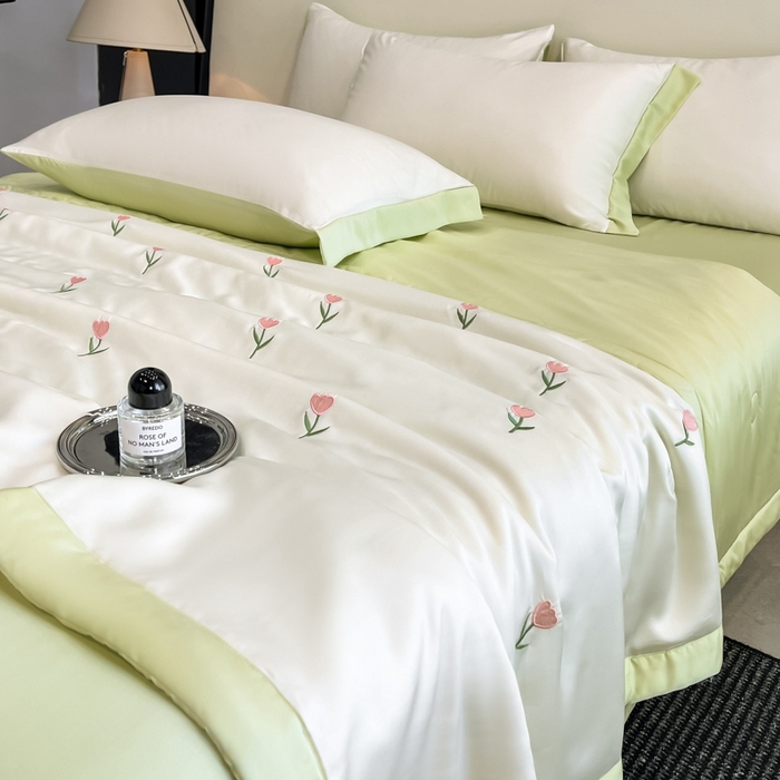 91家纺网 家纺一手货源 找家纺 利欧 2025新款直播电商热卖爆款刺绣水洗真丝夏被四件套夏凉被空调被花朵-奶白绿