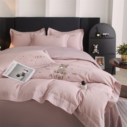 品乐家纺 2025新款60支长绒棉刺绣款AB版四件套-维尼系列 维尼 豆沙粉