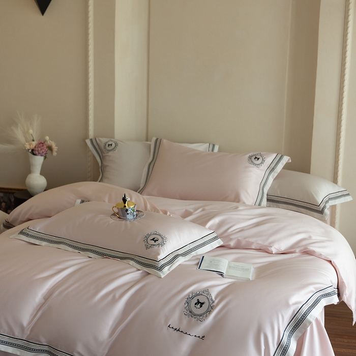 91家纺网 家纺一手货源 找家纺 赫帛 2025新款赫本猫联名系列四件套-贵族猫 贵族猫-润玉粉