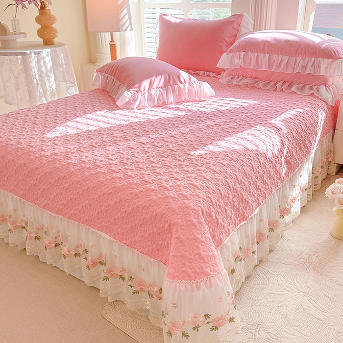 91家纺网 家纺一手货源 找家纺 大麦家纺 2025新款亲肤花边款床盖四件套  甜心小姐-樱花粉