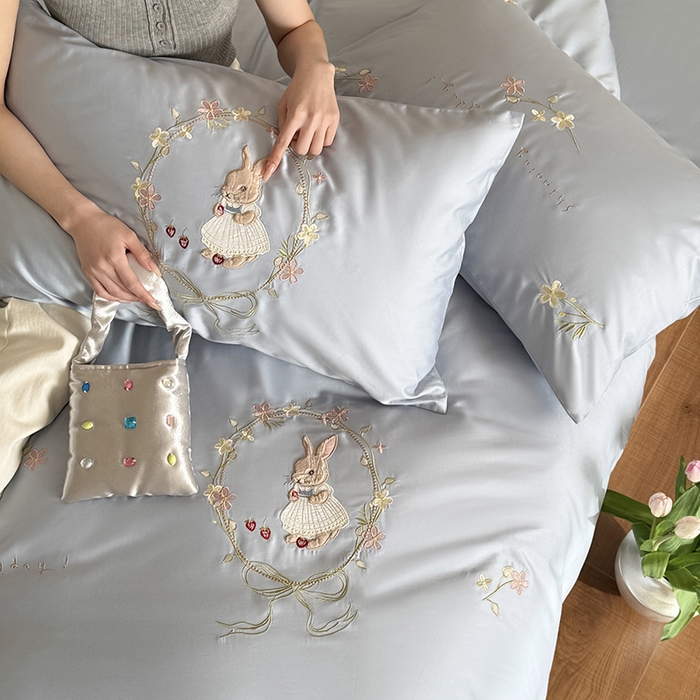 91家纺网 家纺一手货源 找家纺 鹿班家居 2025春夏款100S长绒棉刺绣四件套-萌兔花园场景一【标准会员-20】 萌兔花园-蓝色