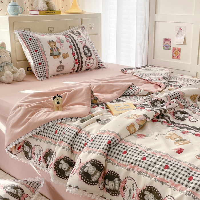 91家纺网 家纺一手货源 找家纺 老帅的工厂店 2025新款A类印花洛丽塔夏被（提供买家秀） 黑粉萝莉熊