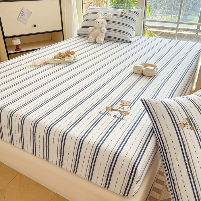 91家纺网 家纺一手货源 找家纺 博雅 2025新款全棉老粗布烫画床笠系列 条纹-学院熊-蓝