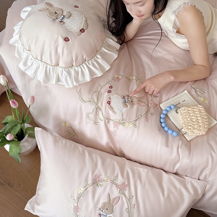 91家纺网 家纺一手货源 找家纺 （总）鹿班家居 2025春夏款100S长绒棉刺绣四件套-萌兔花园场景一【标准会员-20】