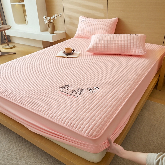 91家纺网 家纺一手货源 找家纺 锦眠床笠2025新款刺绣床笠新疆棉花填充-夹棉床笠 樱花粉