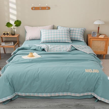 91家纺网 家纺一手货源 找家纺 水云缦2025新款字母烫画无印风50%棉花被（填充100克每平方）	 天蓝色