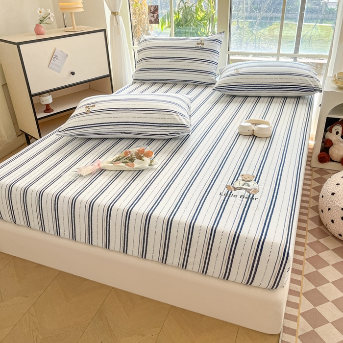 91家纺网 家纺一手货源 找家纺 博雅 2025新款全棉老粗布烫画床笠系列 条纹-学院熊-蓝