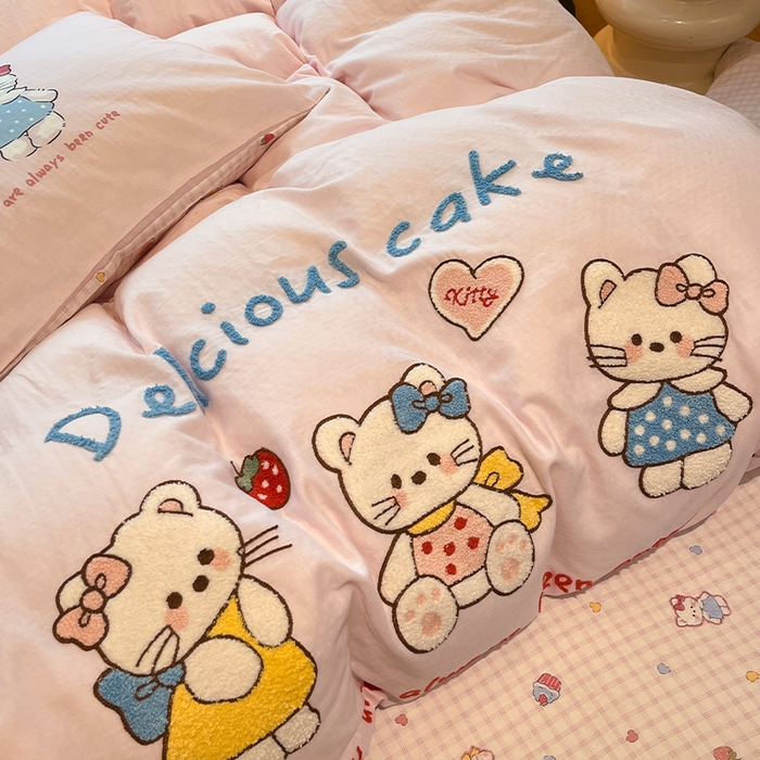 91家纺网 家纺一手货源 找家纺 蓝邻家纺 2025年新款全棉双层纱毛巾绣四件套系列 三喵织梦-淡粉色