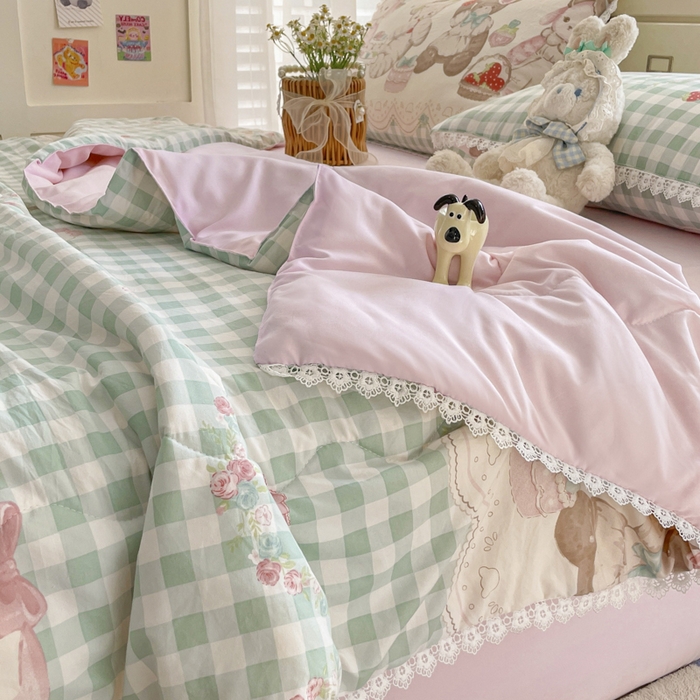 91家纺网 家纺一手货源 找家纺 老帅的工厂店 2025新款A类印花洛丽塔夏被（提供买家秀） 梦境花园熊