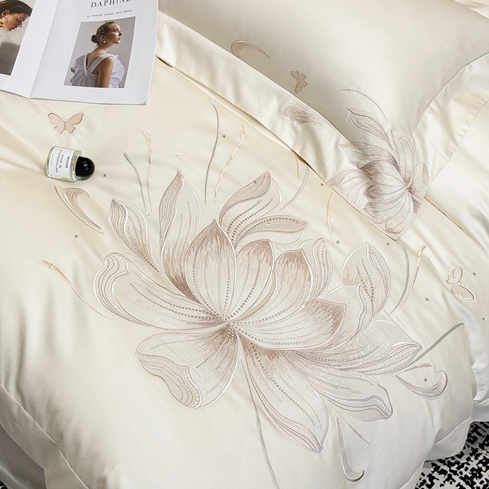 91家纺网 家纺一手货源 找家纺 星蕴家纺 2025新品新疆全棉刺绣四件套-尤娜 奶昔白