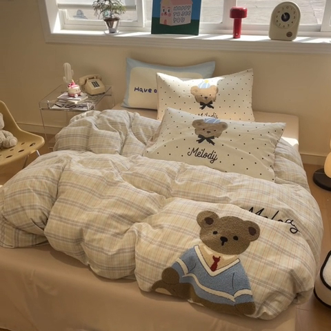 91家纺网 家纺一手货源 找家纺 蓝邻家纺 2025年新款全棉双层纱毛巾绣四件套系列 暖格熊居