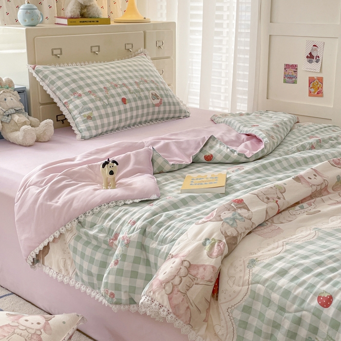 91家纺网 家纺一手货源 找家纺 老帅的工厂店 2025新款A类印花洛丽塔夏被（提供买家秀） 梦境花园熊