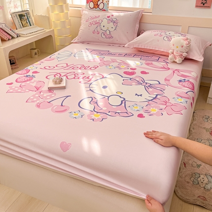 91家纺网 家纺一手货源 找家纺 博雅 2025新款三丽鸥全棉大版床笠-第二批 草莓KT猫