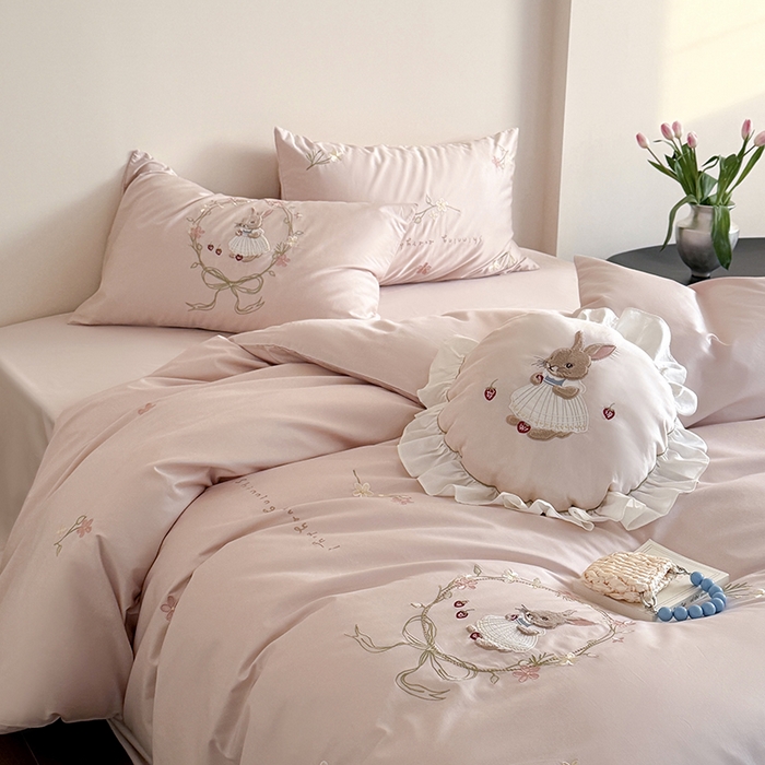 91家纺网 家纺一手货源 找家纺 鹿班家居 2025春夏款100S长绒棉刺绣四件套-萌兔花园场景一【标准会员-20】 萌兔花园-粉色