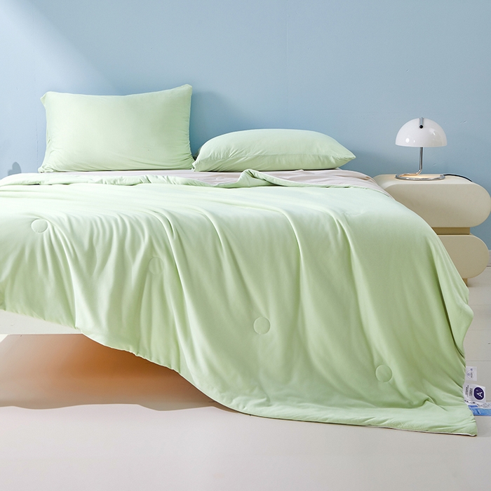 91家纺网 家纺一手货源 找家纺 梦恬佳 2025新款高克重A类双拼凉感丝针织棉夏凉被 奶油青提