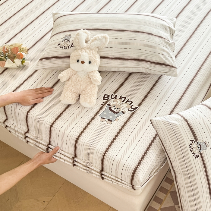 91家纺网 家纺一手货源 找家纺 博雅 2025新款全棉老粗布烫画床笠系列 条纹-Bunny兔