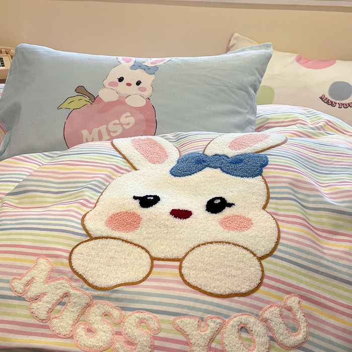 91家纺网 家纺一手货源 找家纺 蓝邻家纺 2025年新款全棉双层纱毛巾绣四件套系列 彩虹兔趣