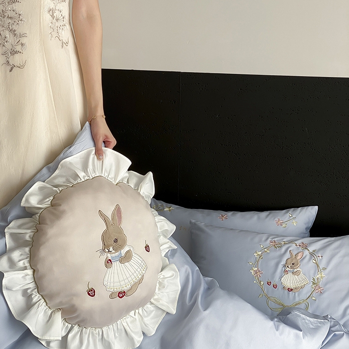 91家纺网 家纺一手货源 找家纺 鹿班家居 2025春夏款100S长绒棉刺绣四件套-萌兔花园场景二【标准会员-20】 萌兔花园-蓝色