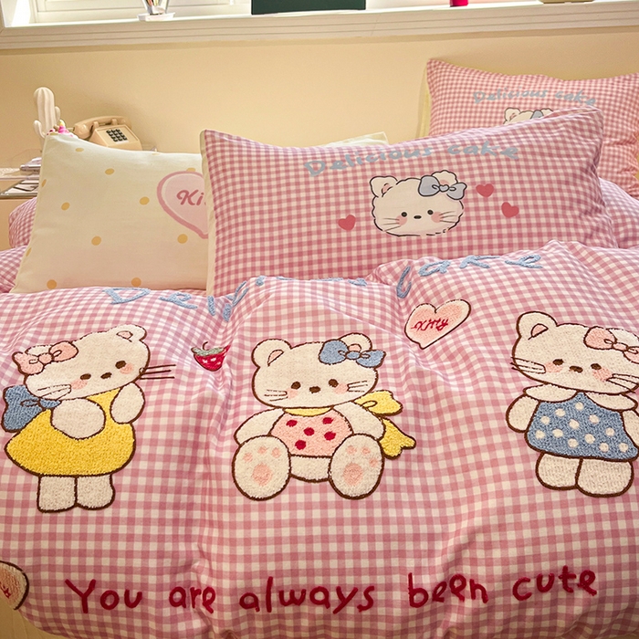 91家纺网 家纺一手货源 找家纺 蓝邻家纺 2025年新款全棉双层纱毛巾绣四件套系列 三喵织梦--粉格