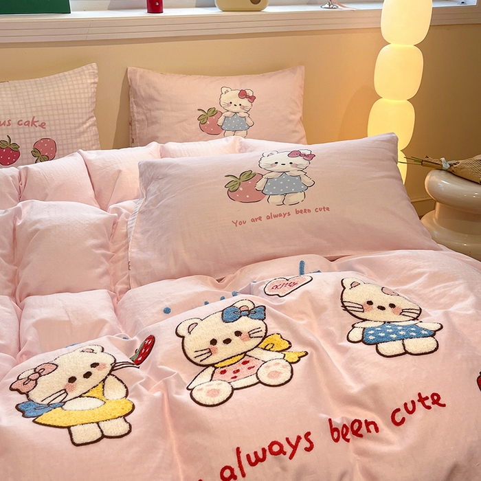 91家纺网 家纺一手货源 找家纺 蓝邻家纺 2025年新款全棉双层纱毛巾绣四件套系列 三喵织梦-淡粉色