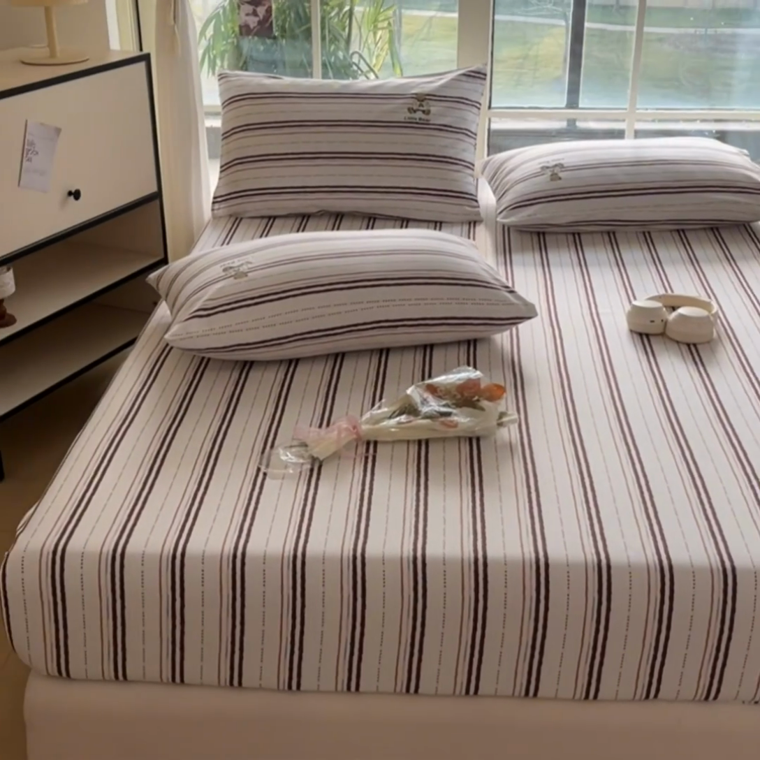 91家纺网 家纺一手货源 找家纺 博雅 2025新款全棉老粗布烫画床笠系列 条纹-学院熊-咖